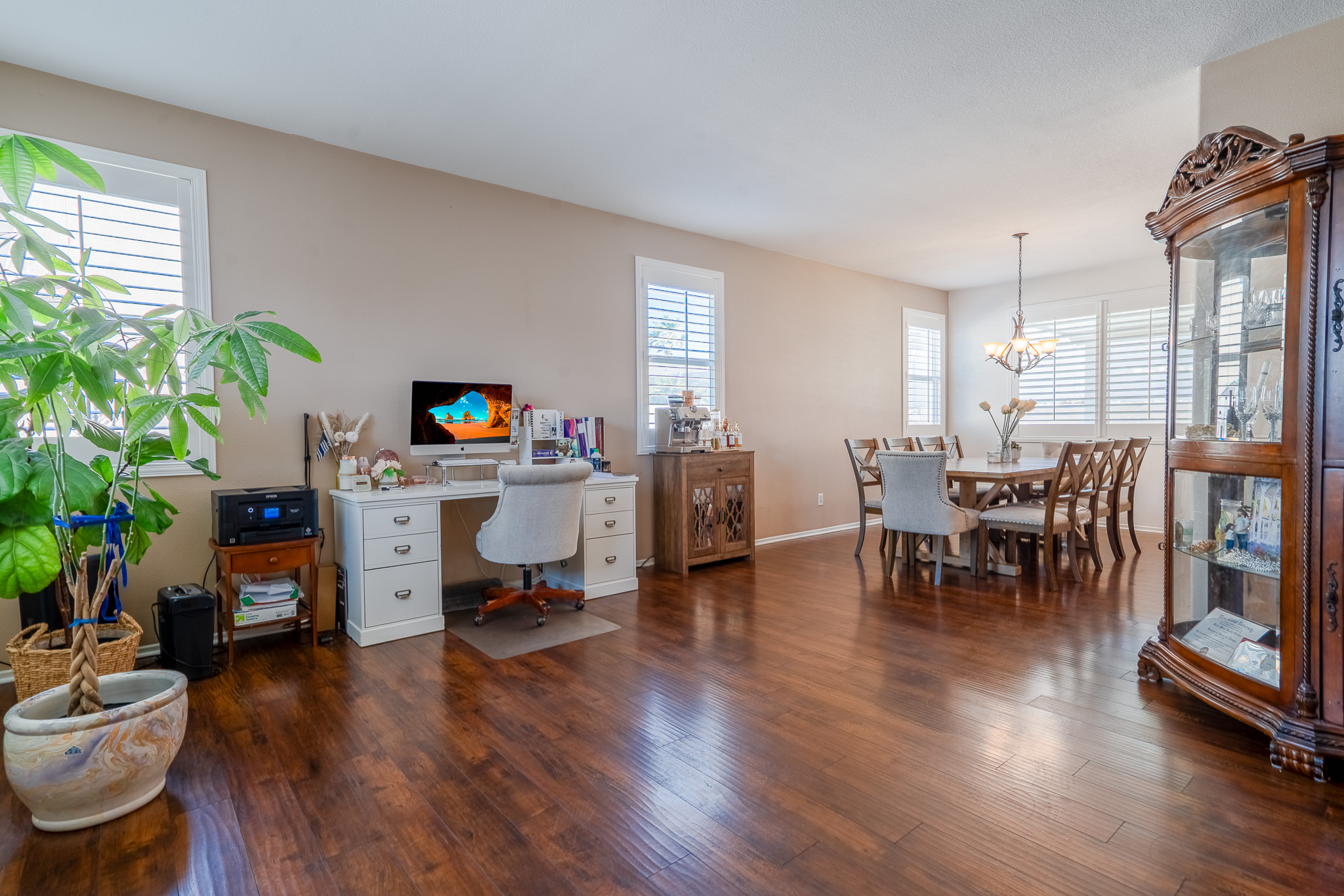 Chef's kitchen in oak and marble